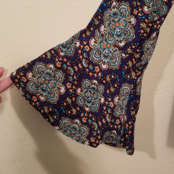 Entro Bell Cross Neck Sleeve Top - Picture 4 of 8